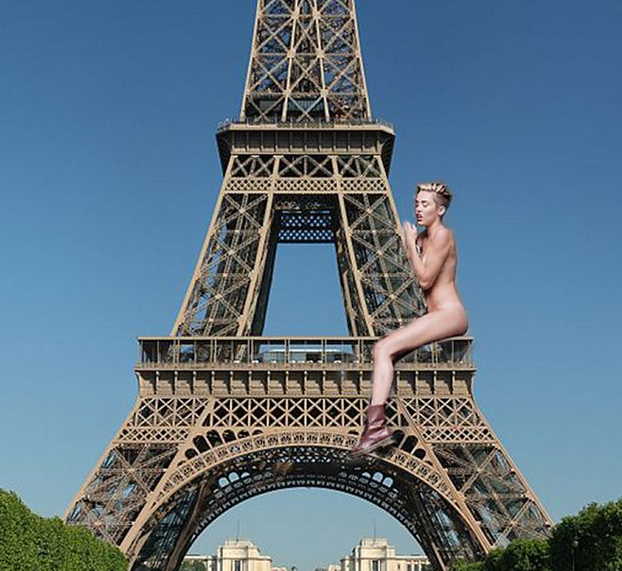 Эротические фото голой девушки у ейфелевой башни